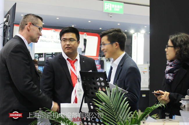 Diebold海外銷售技術(shù)總監(jiān)Anton Ebenhöch先生現(xiàn)場(chǎng)為客戶講解